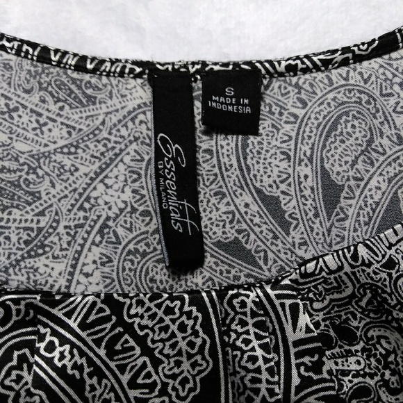 Essentials By Milano satin blouse. Size S - Picture 4 of 5